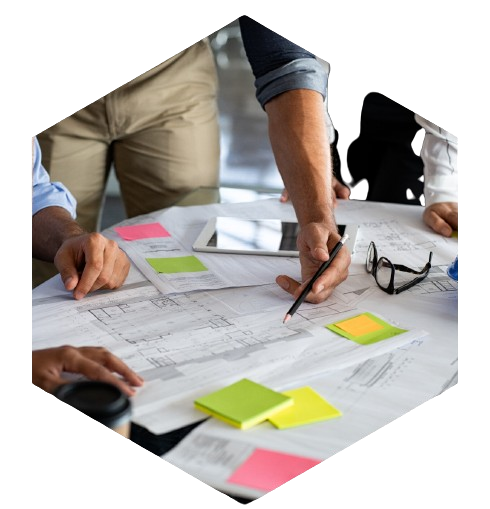 Equipo multidisciplinario reunido para desarrollar los proyectos a medida de los clientes.