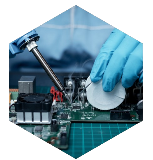 Reparación y mantenimiento de equipos de seguridad desde los microcomponentes.