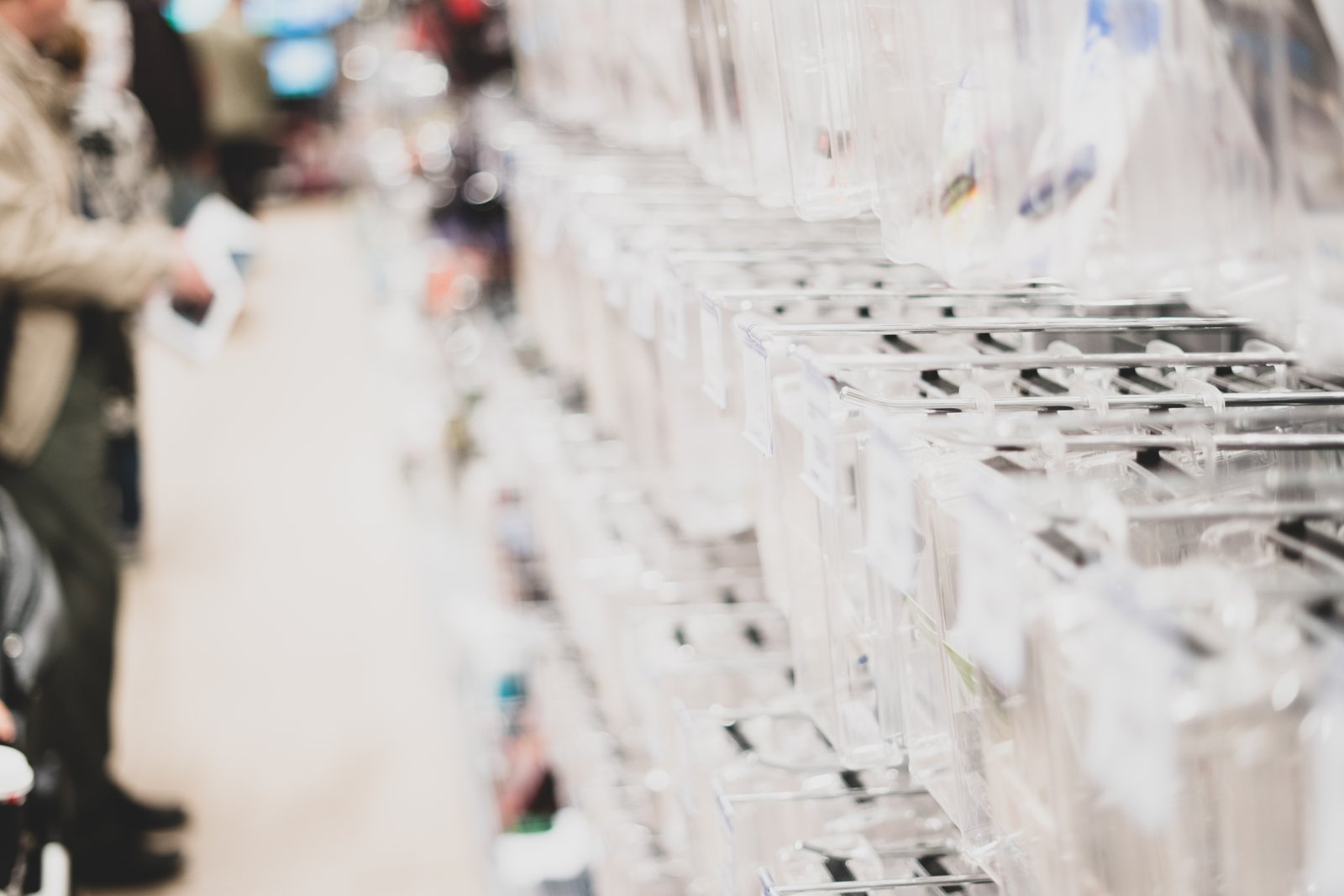 Cajas protectoras de plástico en una estantería de supermercado, diseñadas para proteger los productos contra robos. Este tipo de embalaje de seguridad se utiliza ampliamente en el comercio para asegurar productos de alto valor, permitiendo la exhibición en estantes abiertos sin comprometer la seguridad. Estas cajas, resistentes y transparentes, ofrecen una solución eficiente para la protección de mercancías, manteniendo al mismo tiempo la visibilidad y el acceso controlado para los clientes.